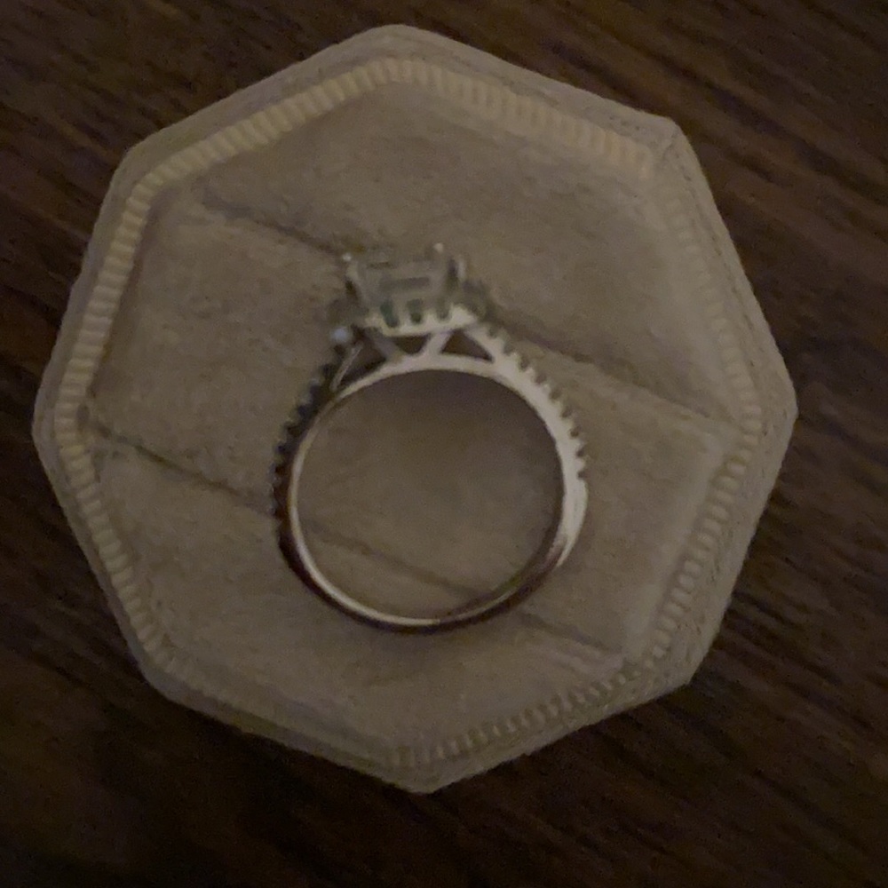 Cubic zirconia emerald cut ring - Picture 5 of 7
